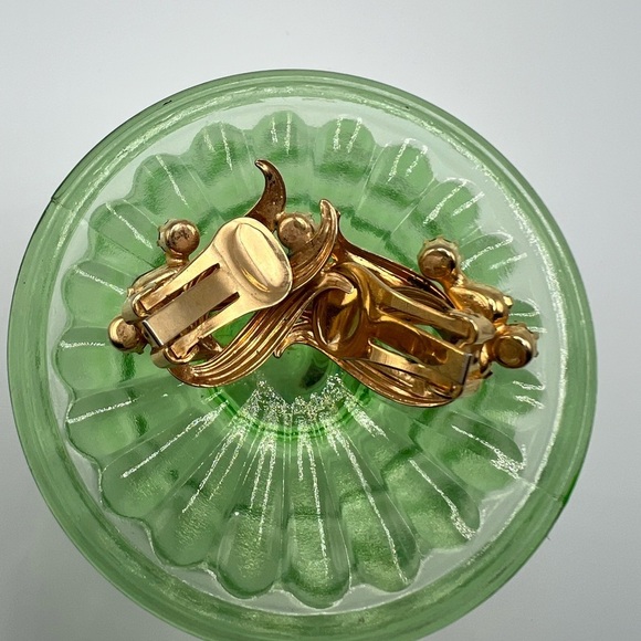 VINTAGE EARRINGS Gold Tone Green Crystal COLLECTIBLE COSTUME JEWELRY CLIP ON - Picture 9 of 13